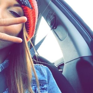 Meet your Posher, Larissa